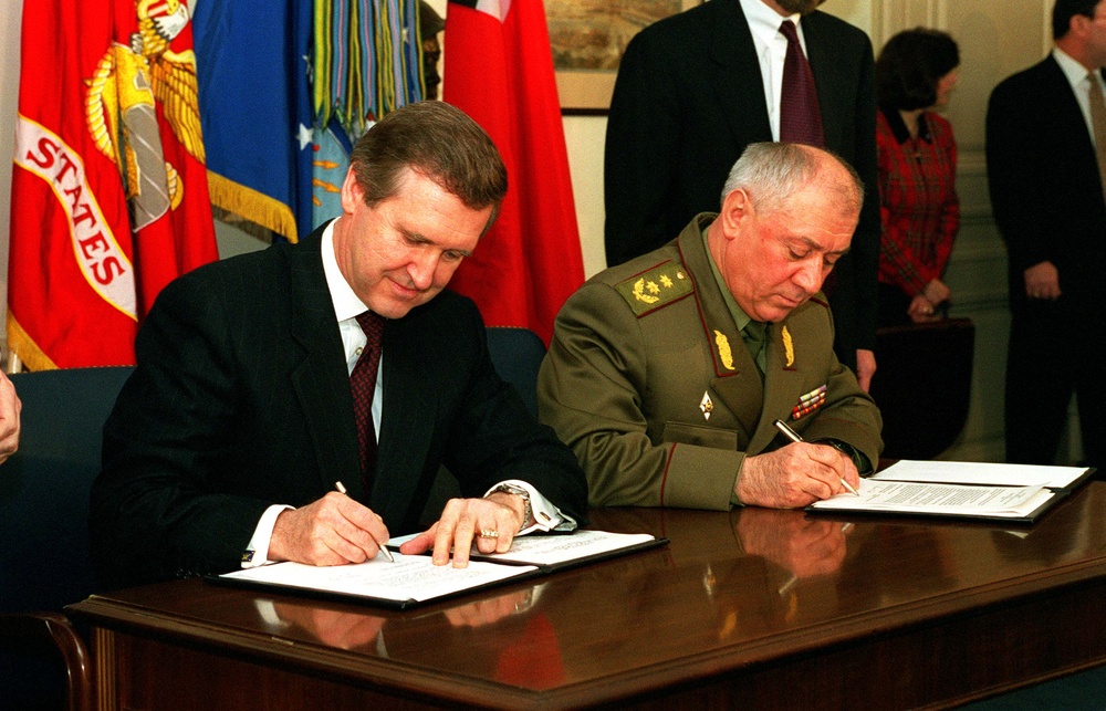 Secretary Cohen and Minister Nadibaidze sign a U.S.-Georgia Defense Cooperation Plan.
