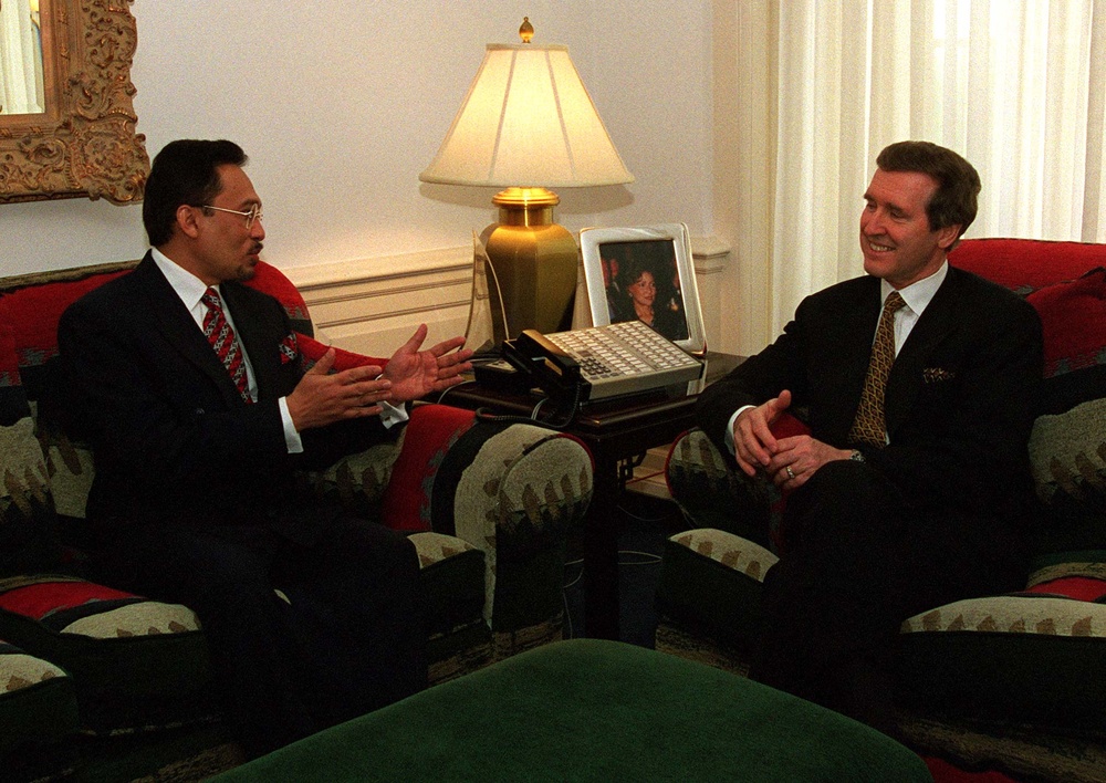 Secretary Cohen meets with Deputy Prime Minister Anwar bin Ibrahim in his Pentagon office.