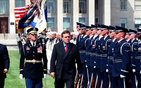 Secretary Cohen welcomes German Minister of Defense Volker Ruehe tto the Pentagon.