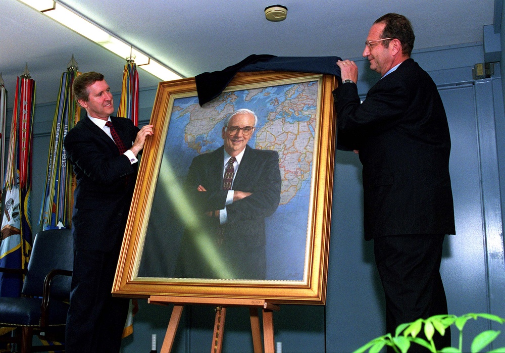 Secretary Cohen and former CIA Director Deutch unveil the portrait of the late Les Aspin.