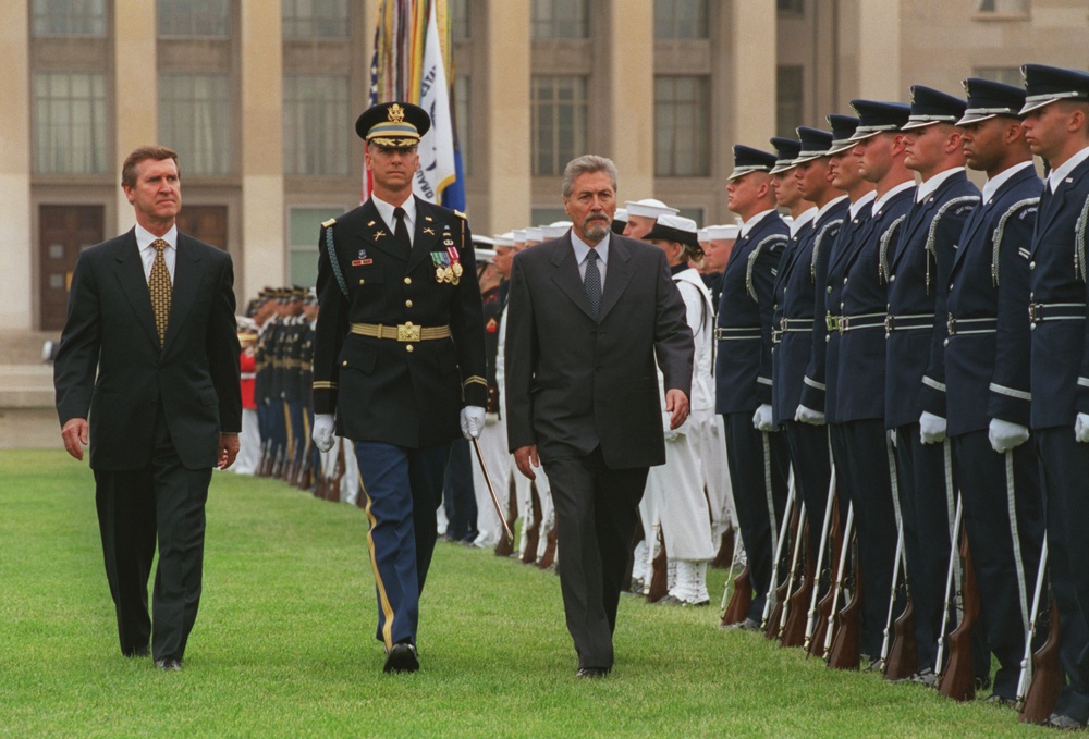 Secretary Cohen and Romanian President Constantinescu inspect the honor guard.