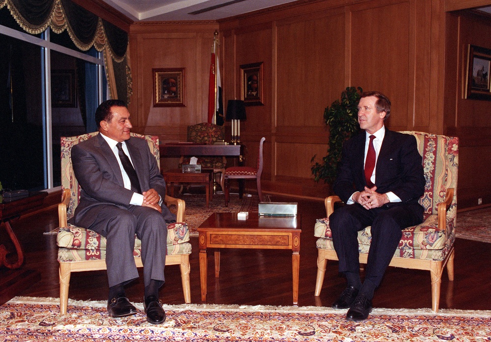 Secretary Cohen meets with Egyptian President Hosni Mubarak at Sharm Al Shiek, Egypt.