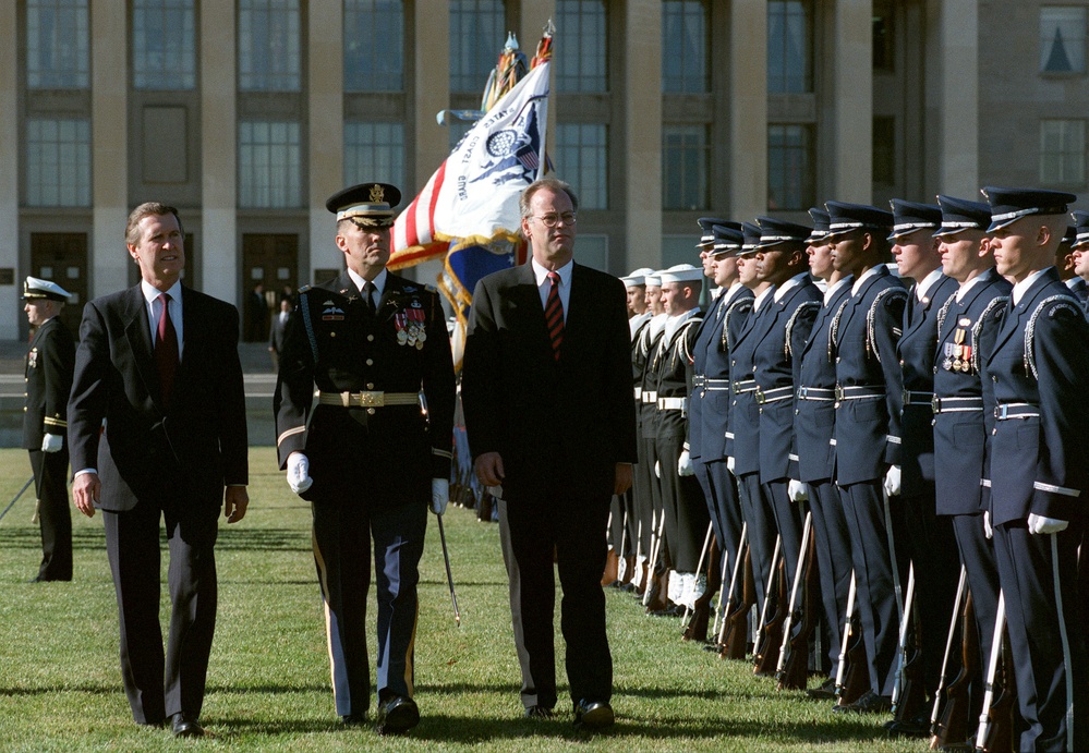 Secretary Cohen welcomes visiting German Minister of Defense Scharping with full honors.