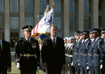 Secretary Cohen welcomes visiting German Minister of Defense Scharping with full honors.