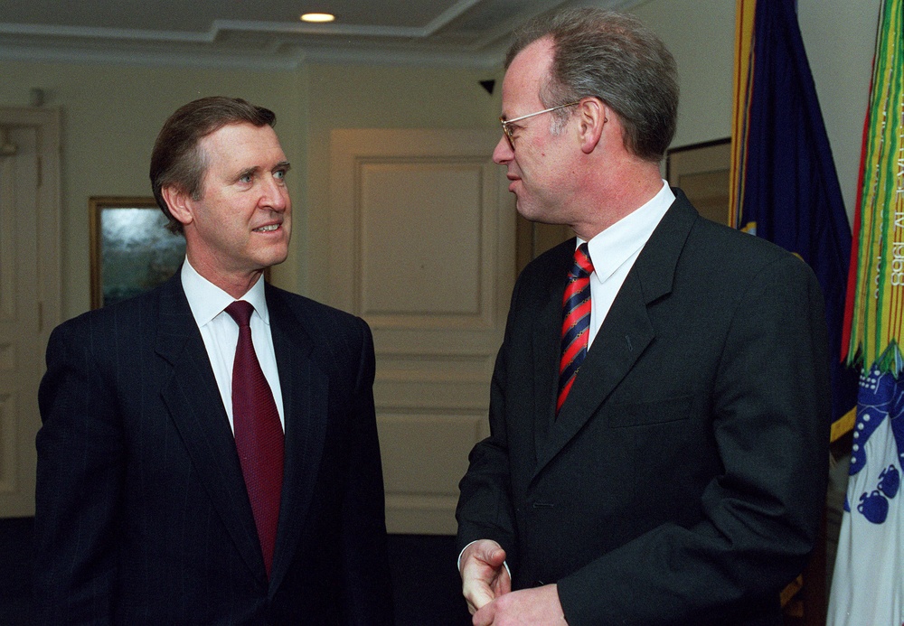 Secretary Cohen talks with German Defense Minister Rudolf Scharping in the Pentagon.