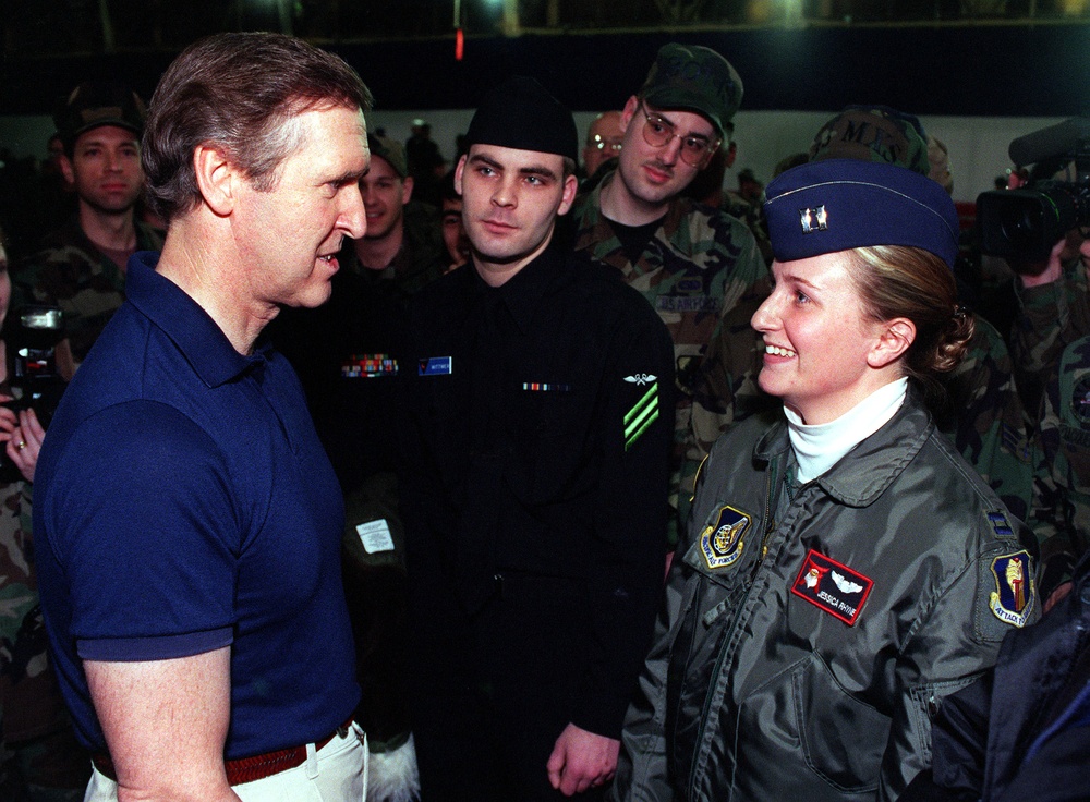 Secretary Cohen talks with U.S. Air Force F-16 Fighting Falcon Pilot Capt. Jessica Rhyne.