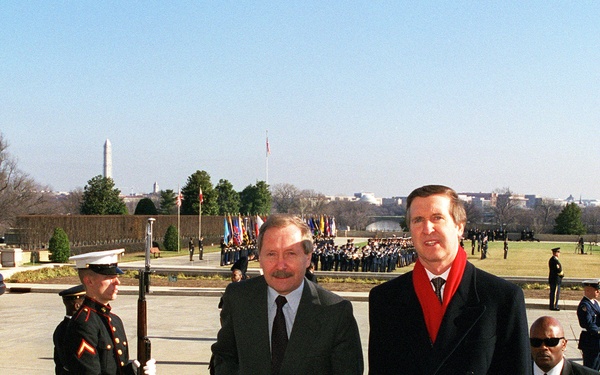 Secretary Cohen escorts Minister Janusz Onyszkiewicz into the Pentagon.