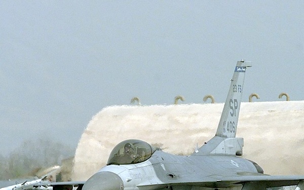 An F-16 Fighting Falcon taxis at Aviano after a mission for Operation Allied Force.