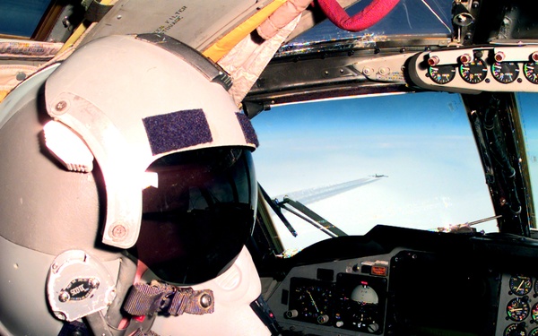 A pilot of a U.S. Air Force B-52H Stratofortress scans the horizon for aircraft.