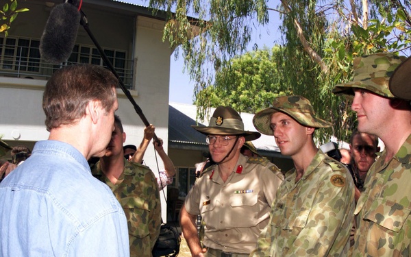 Secretary Cohen meets members of the Australian military in Darwin, Australia.