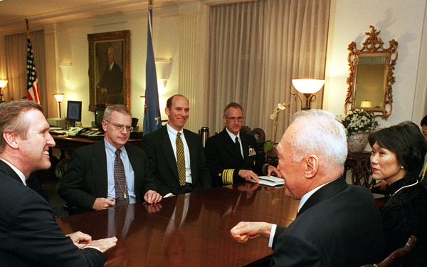 Secretary Cohen meets with Senior Minister Lee Kuan Yew of Singapore.
