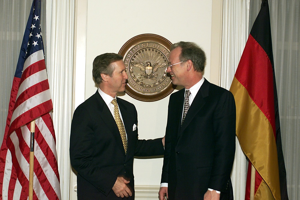 Secretary Cohen welcomes German Minister of Defense Rudolf Scharping to the Pentagon.