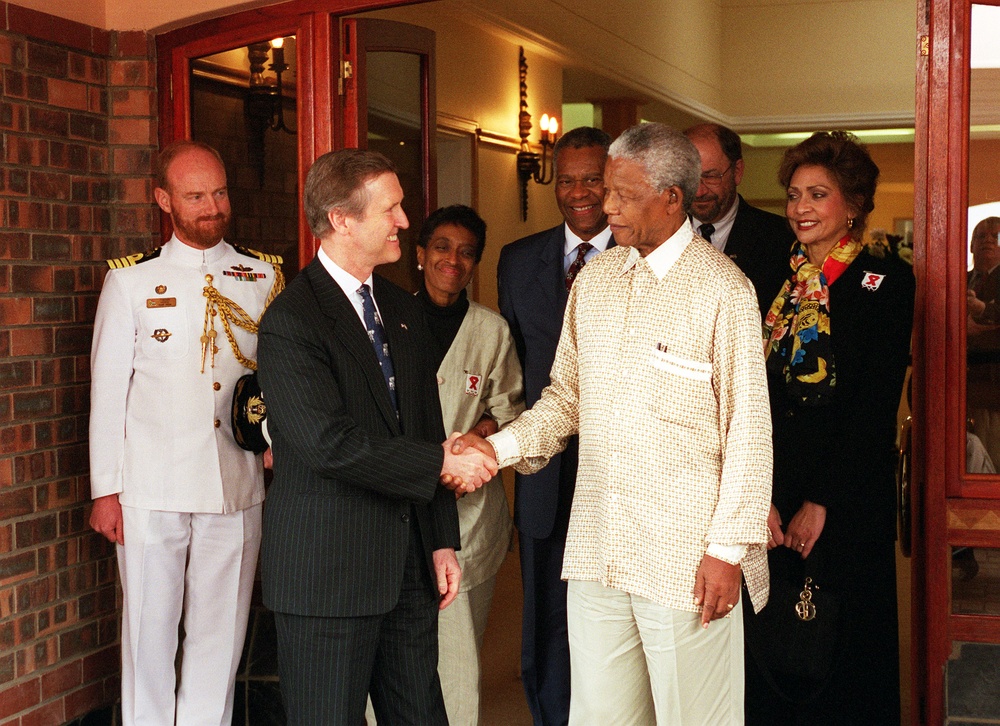Secretary Cohen thanks Nelson Mandela for meeting with him and members of his delegation at Mandela's home in the village of Qunu.