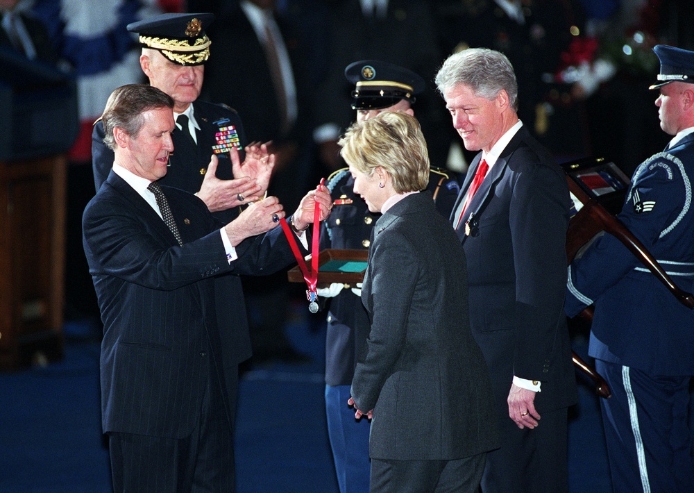 Secretary Cohen presents the Secretary of Defense Medal for Outstanding Public Service to First Lady Hillary Rodham Clinton.
