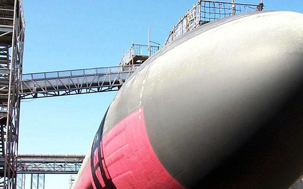 The USS Greeneville (SSN 772) sits atop blocks in Dry Dock #1 at the Pearl Harbor Naval Shipyard.