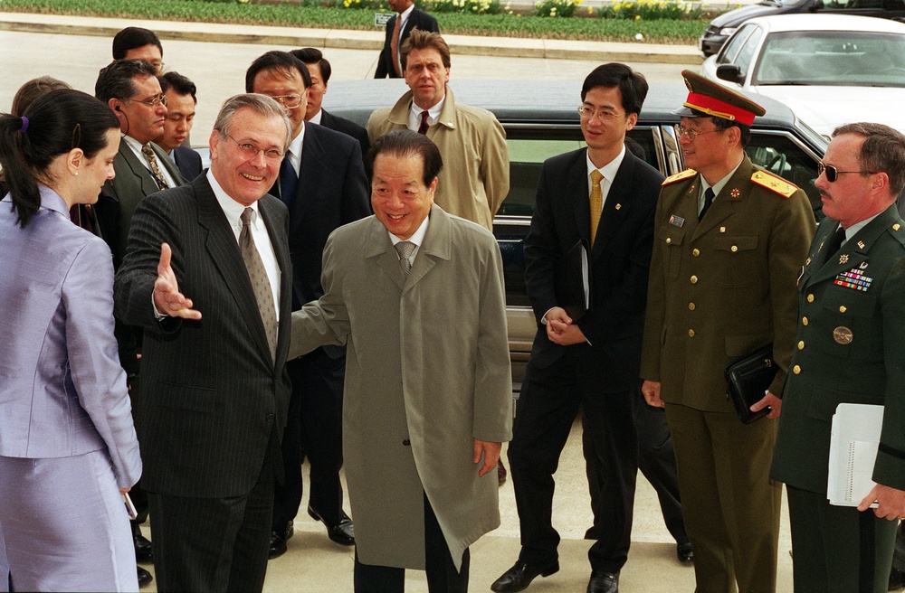 Secretary Rumsfeld welcomes Vice Premier Qian Qichen, of the Peoples Republic of China, as he arrives at the Pentagon.