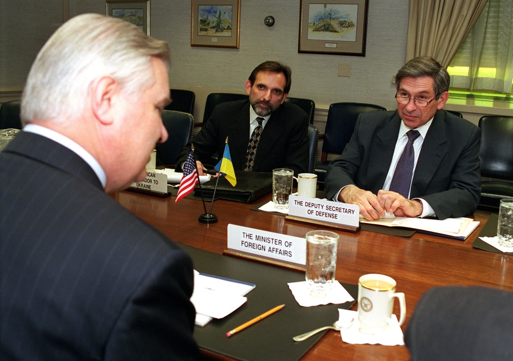 Deputy Secretary Wolfowitz meets at the Pentagon with Minister of Foreign Affairs Anatoliy Zlenko of Ukraine.