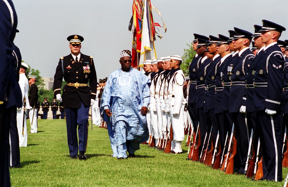 Col. Thomas M. Jordan escorts President Olusegun Obasanjo, of the Federal Republic of Nigeria, as he inspects the troops at the Pentagon.