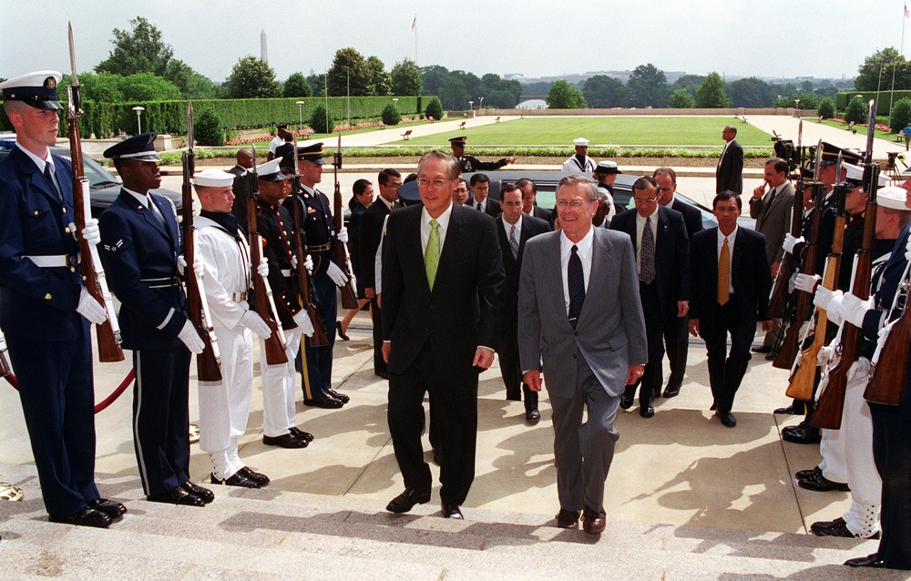 Prime Minister Goh Chok Tong is escorted by Secretary of Defense Rumsfeld through an honor cordon and into the Pentagon.