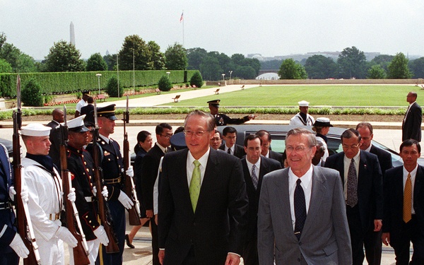 Prime Minister Goh Chok Tong is escorted by Secretary of Defense Rumsfeld through an honor cordon and into the Pentagon.