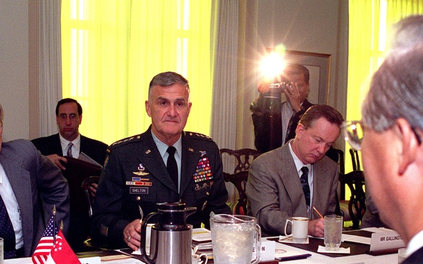 Secretary Rumsfeld and Gen. Shelton meet with Prime Minister Goh Chok Tong.