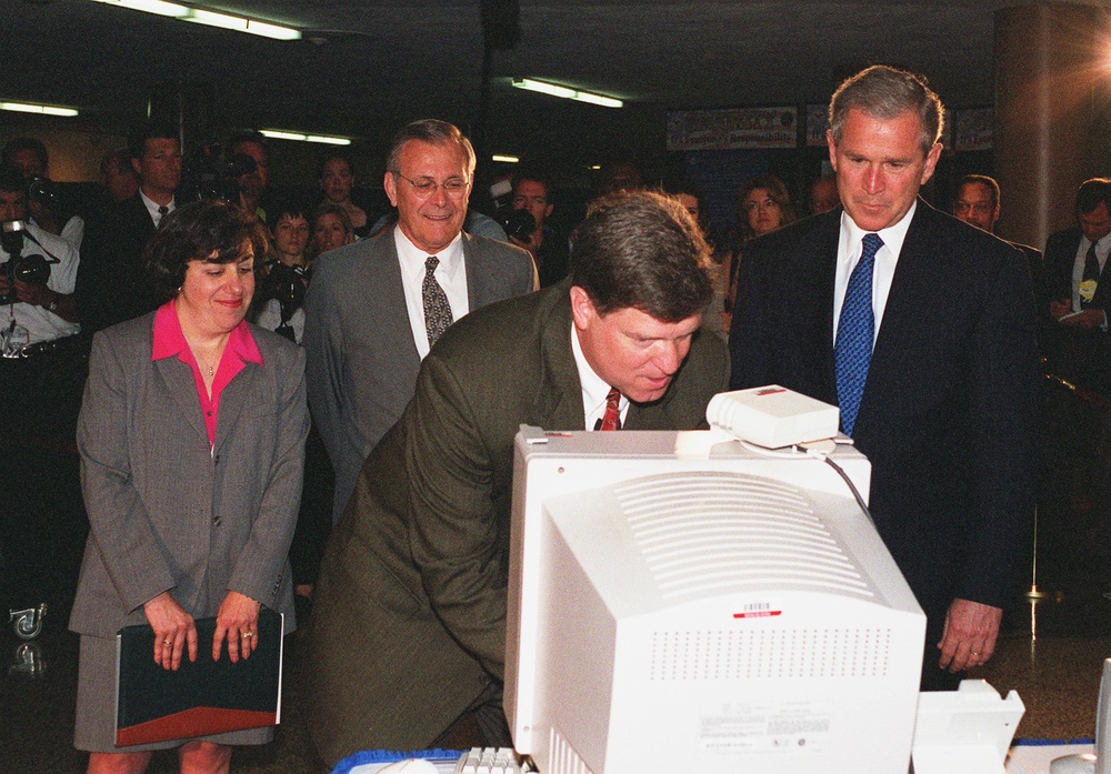 Paul Singleton demonstrates computer technology for deaf and hard of hearing users to President Bush.