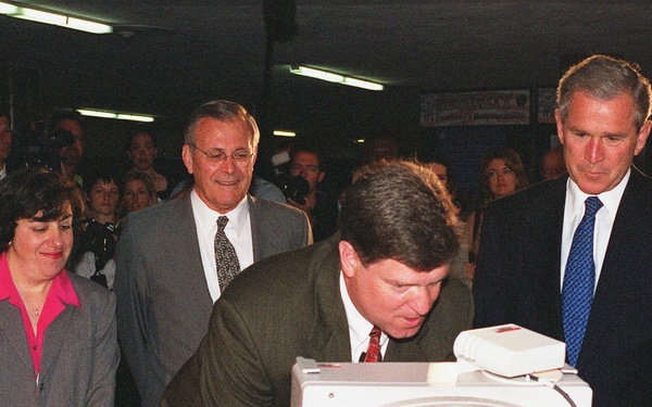 Paul Singleton demonstrates computer technology for deaf and hard of hearing users to President Bush.