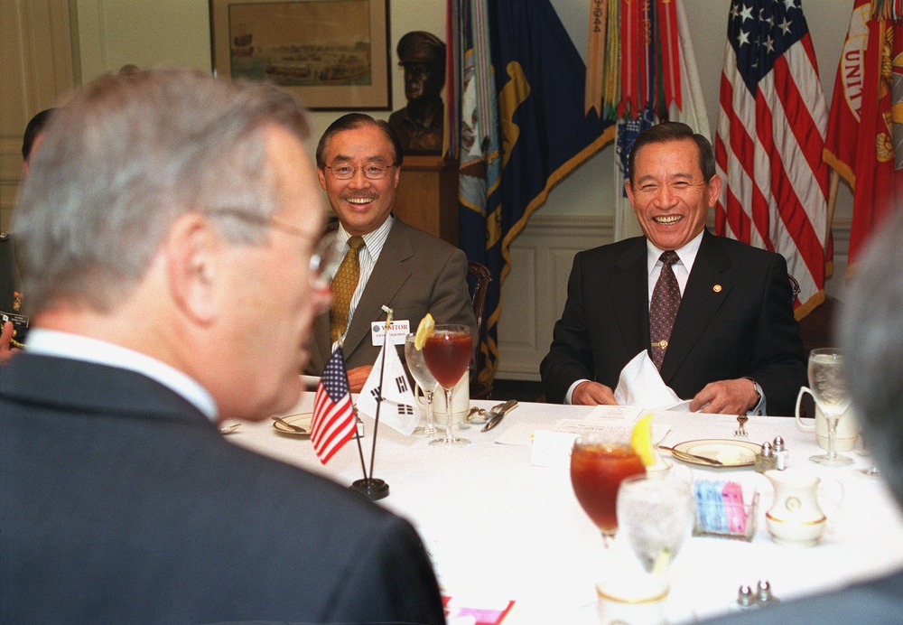 Minister of Defense Kim Dong-Shin (right), of the Republic of Korea, was the guest of honor at a working luncheon.