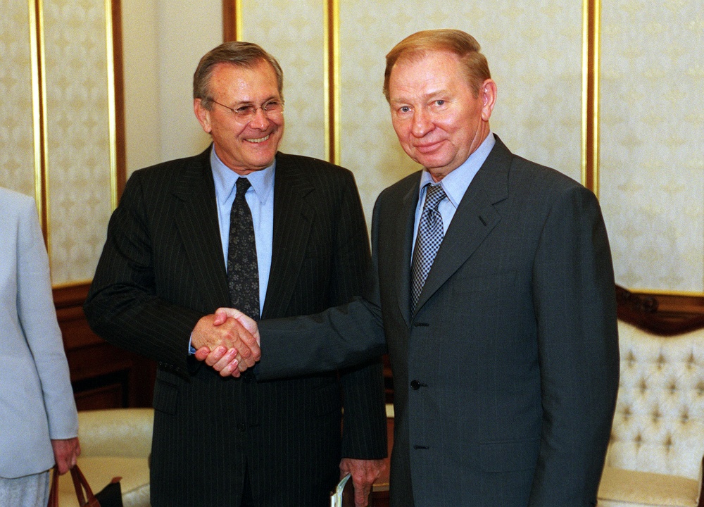 Secretary Rumsfeld and Ukrainian President Leonid Kuchma pose for photographers.