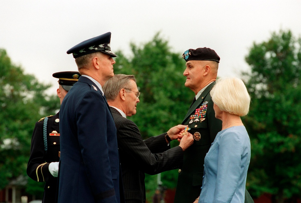 Secretary Rumsfeld awards the Defense Distinguished Service Medal to retiring Gen. Shelton.