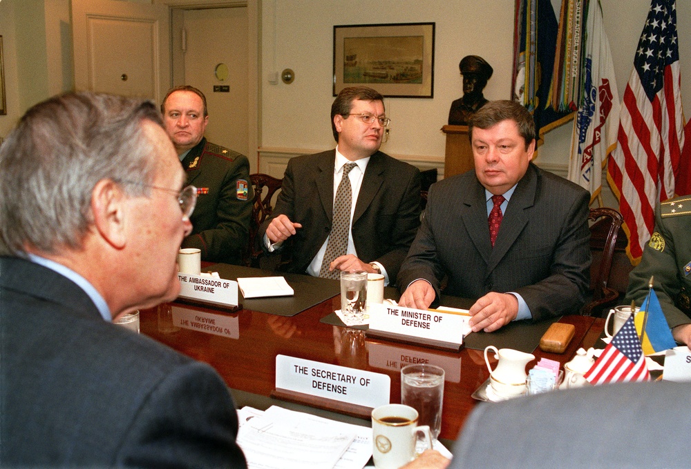 Ukrainian Minister of Defense Gen. Shkidchenko meets with Secretary Rumsfeld in the Pentagon.