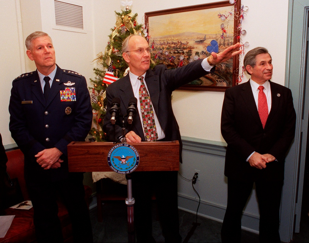 Senator Larry Craig points towards the holiday tree donated to the Department of Defense.