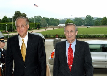 Secretary Rumsfeld escorts Singapore's Prime Minister Chok Tong Goh into the Pentagon.