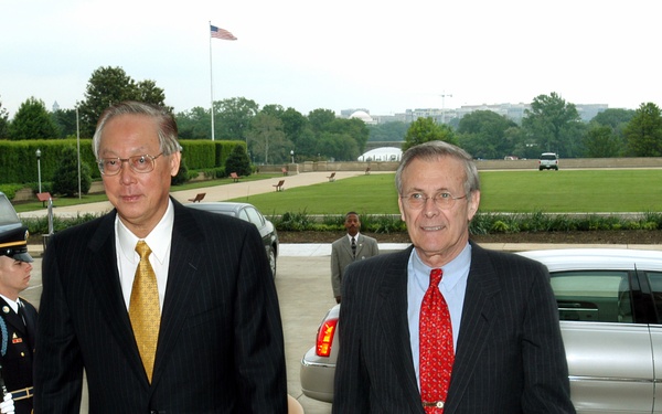 Secretary Rumsfeld escorts Singapore's Prime Minister Chok Tong Goh into the Pentagon.