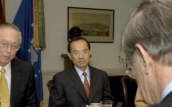 Singapore's Prime Minister Chok Tong Goh meets with Secretary Rumsfeld in the Pentagon.