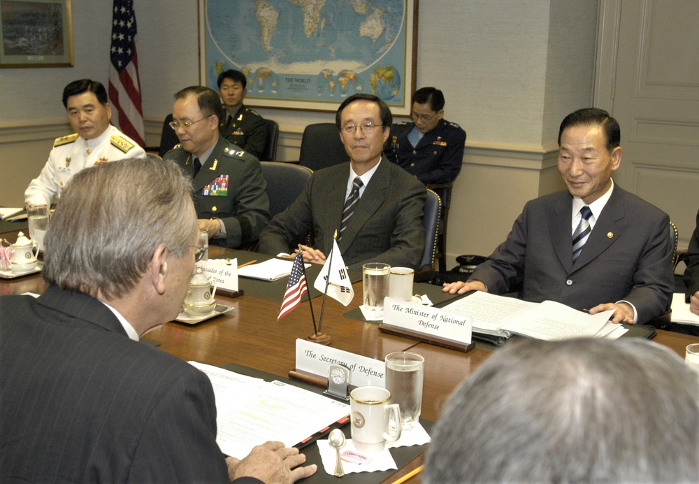 Minister of National Defense Cho Yong-kil meets with Secretary Rumsfeld.