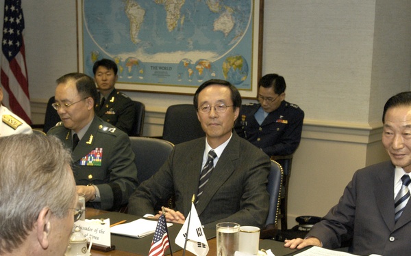 Minister of National Defense Cho Yong-kil meets with Secretary Rumsfeld.