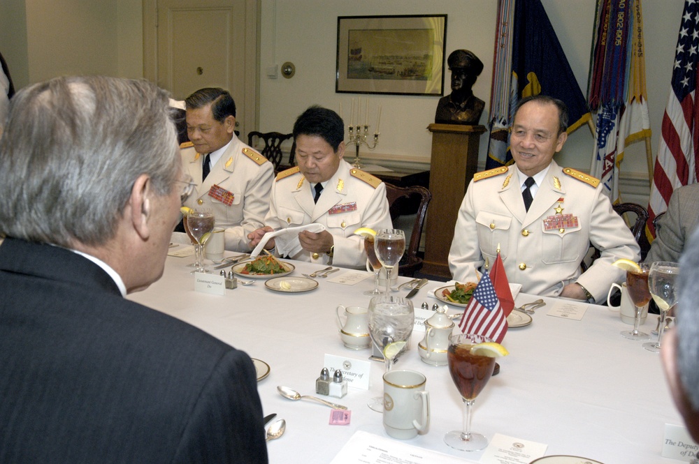 Senior Gen. Pham Van Tra, minister of national defense of Vietnam, sits down to a working lunch with Secretary Rumsfeld.