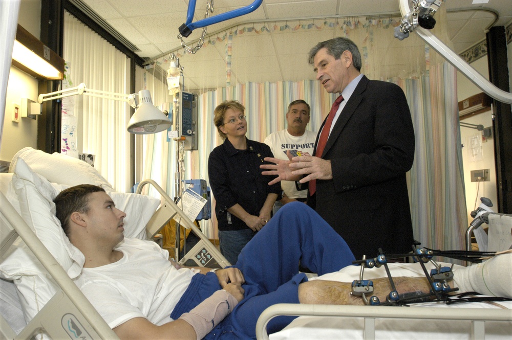 Deputy Secretary Wolfowitz talks with Pfc. Christopher Busby and his parents Carole and Kenneth Busby.