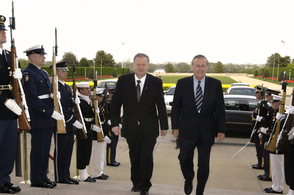 Secretary Rumsfeld escorts Finland's Minister of Defense Seppo Kaariainen through an honor cordon and into the Pentagon.