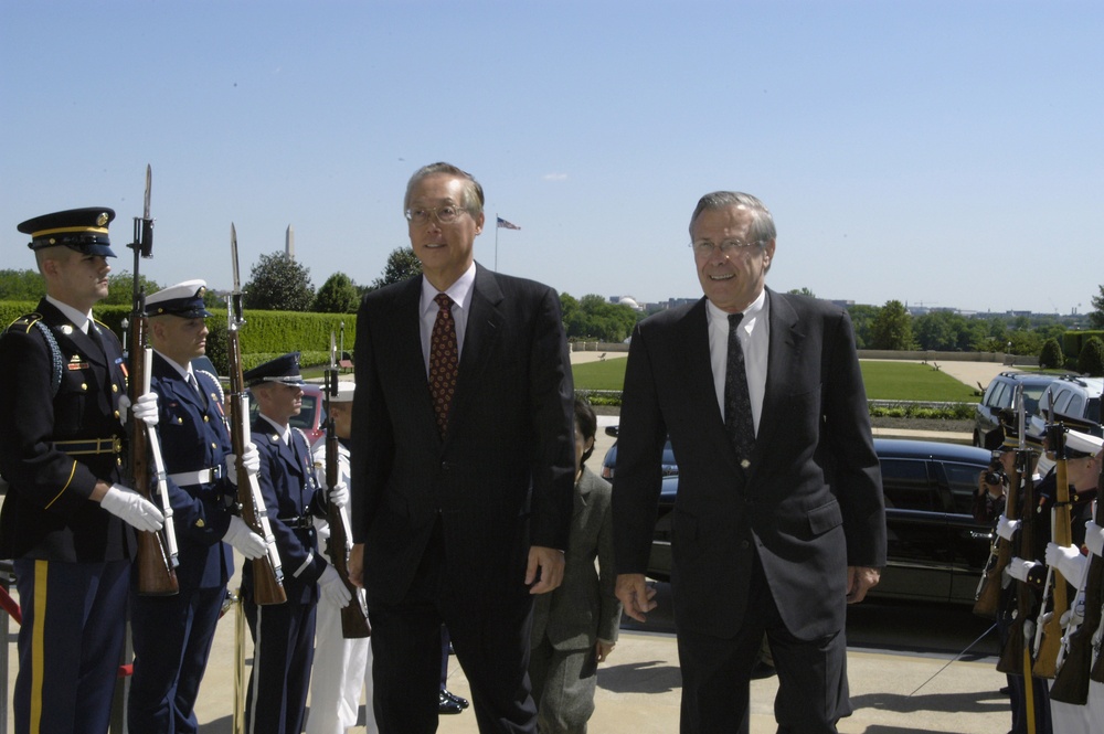 Singapore's Prime Minister Goh Chok Tong is escorted into the Pentagon by Secretary Rumsfeld.