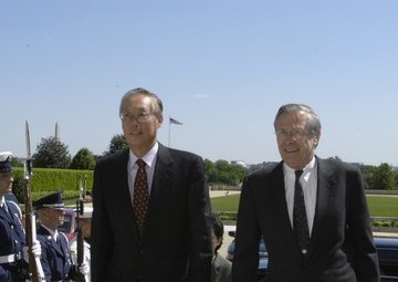 Singapore's Prime Minister Goh Chok Tong is escorted into the Pentagon by Secretary Rumsfeld.