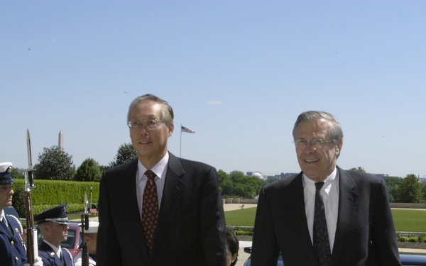 Singapore's Prime Minister Goh Chok Tong is escorted into the Pentagon by Secretary Rumsfeld.