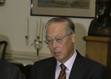 Singapore's Prime Minister Goh Chok Tong meets with Secretary Rumsfeld in the Pentagon.