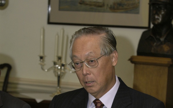 Singapore's Prime Minister Goh Chok Tong meets with Secretary Rumsfeld in the Pentagon.