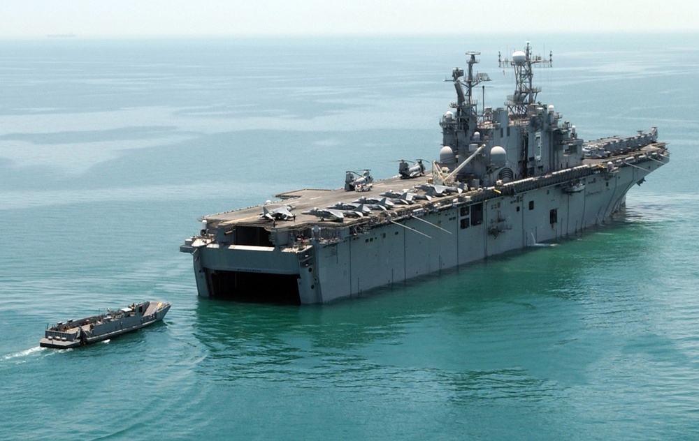 A Landing Craft Utility returns to the well deck of USS Belleau Wood (LHA 3).