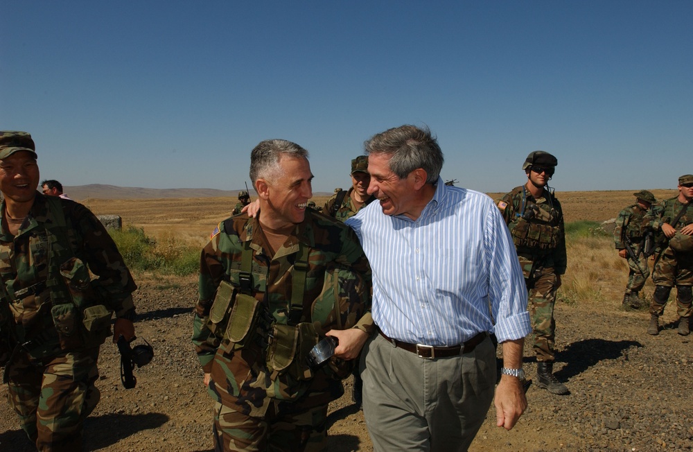 Deputy Secretary Wolfowitz and Col. Rick Thomas bid each other farewell at the Yakima Training Center.