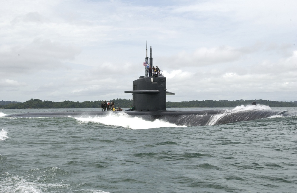 The USS Portsmouth (SSN 707) transits through the Panama Canal.