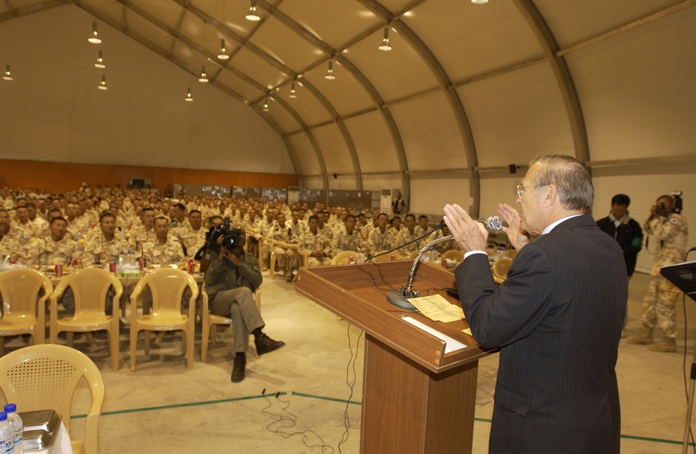 Secretary Rumsfeld addresses Korean soldiers in Irbil, Iraq.