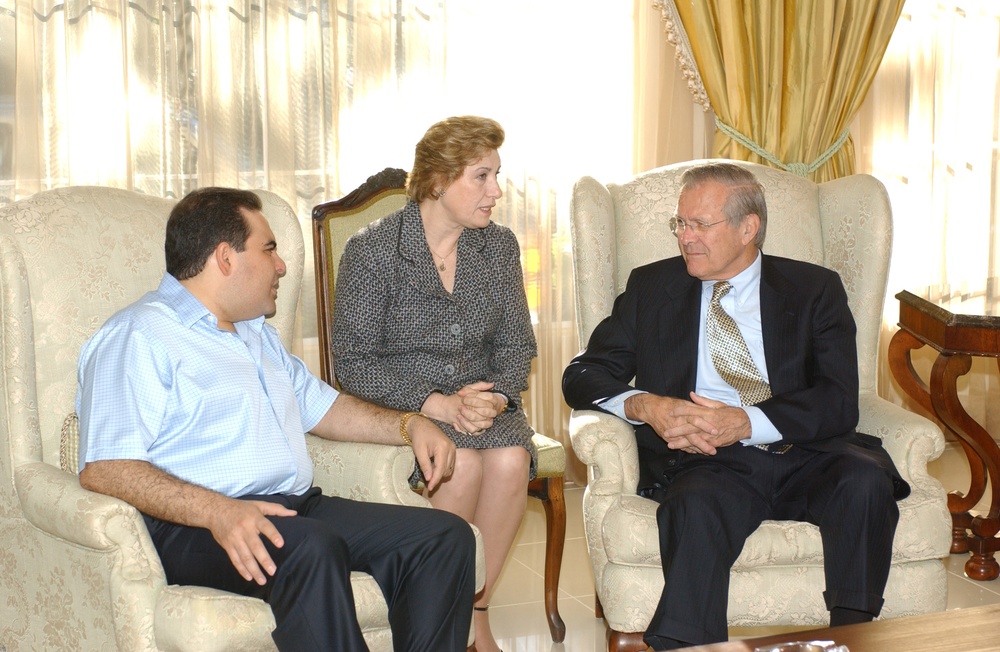 El Salvadoran President Elias Antonio Saca talks to Secretary Rumsfeld.